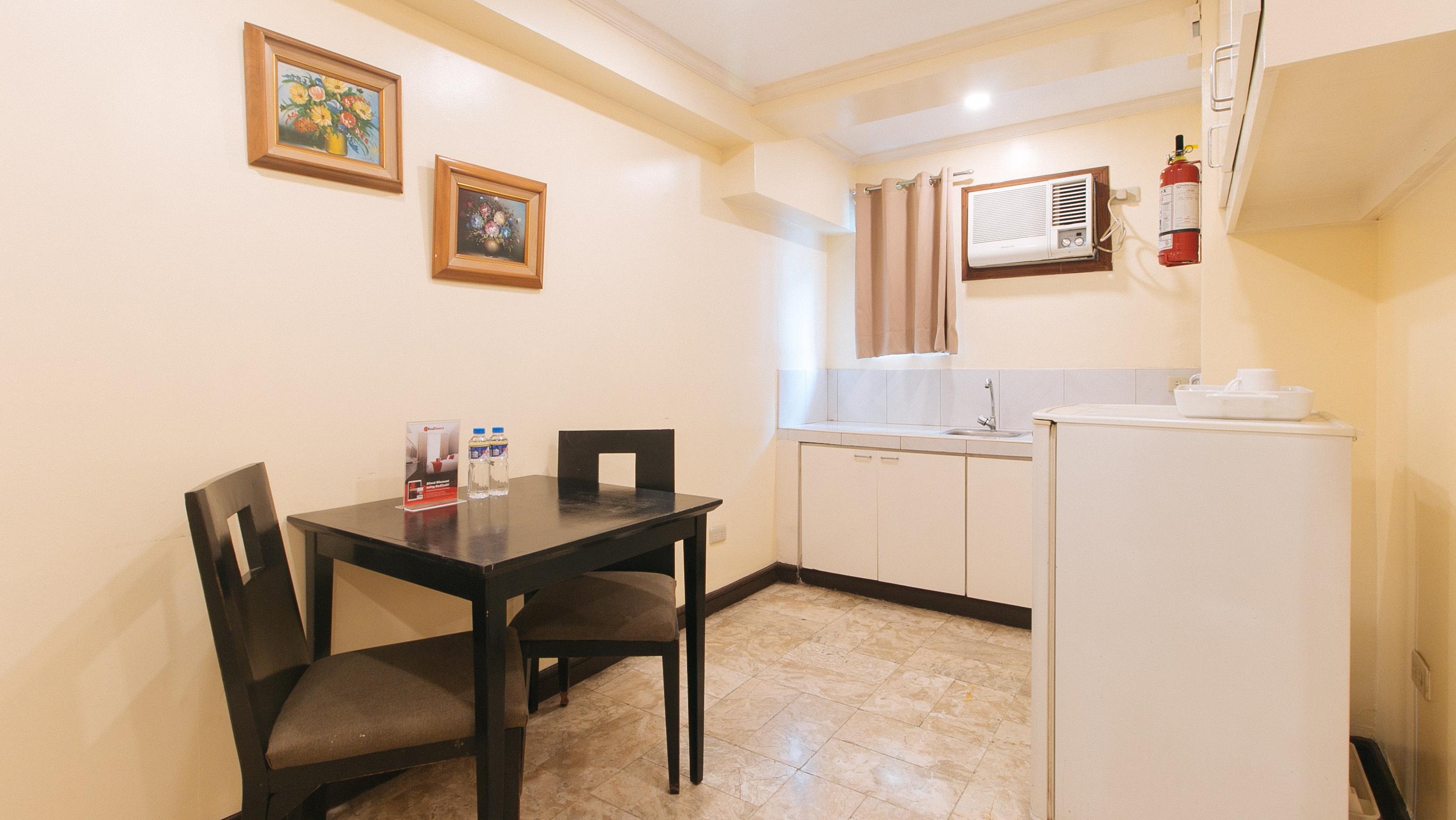 Reddoorz Premium Near Greenbelt Makati - Vaccinated Staff Makati City Exterior photo